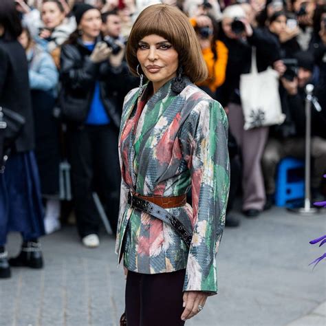 lisa rinna bowl cut|Lisa Rinna Shows Off Bowl Cut at Paris Fashion。